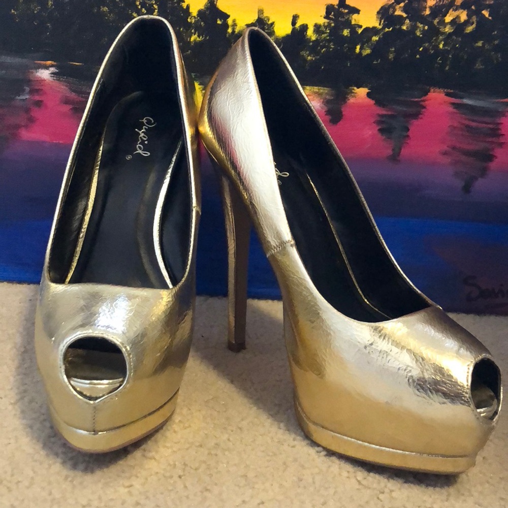 Peep-toe Gold Platform Heel!💖